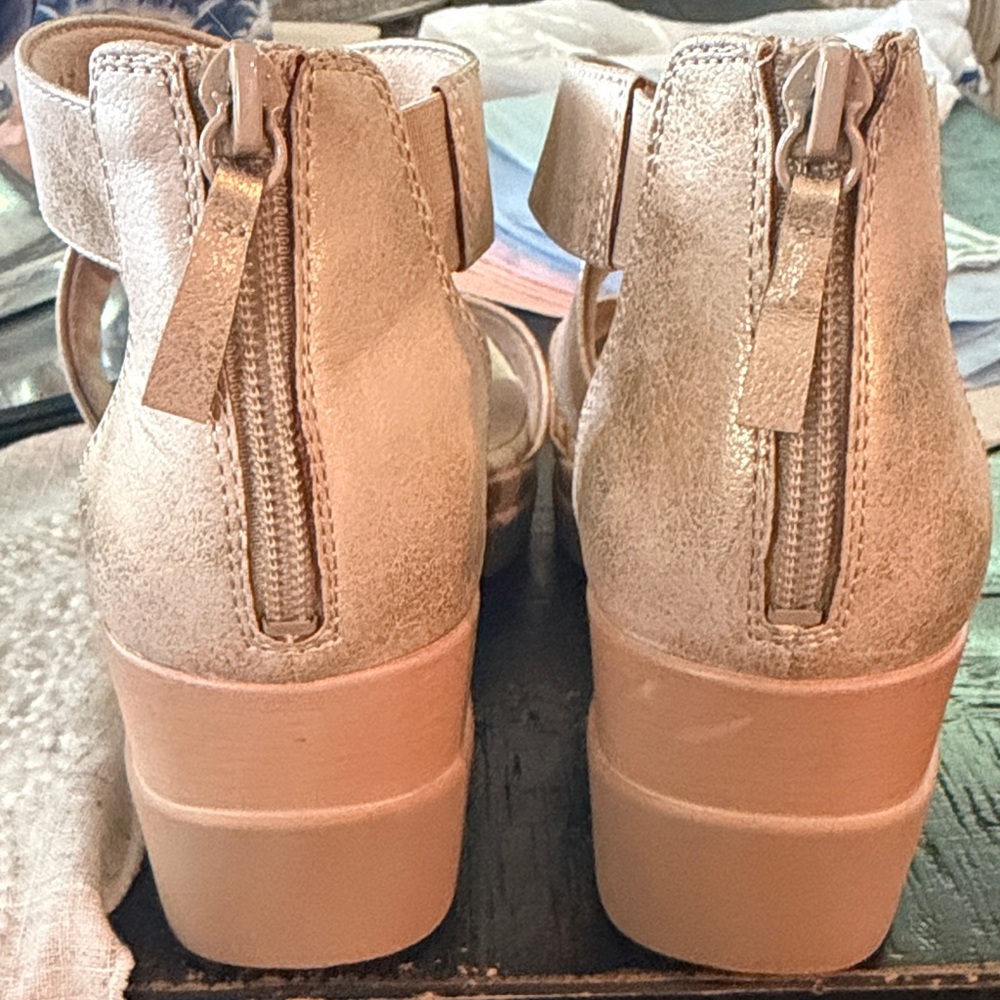 SOUL Naturalizer Metallic Gold Crisscross Wedge Sandals - Picture 8 of 9